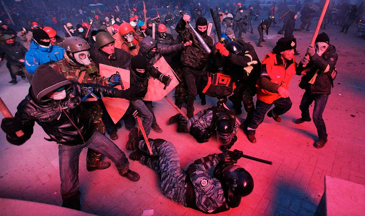 Беснующаяся толпа майданящих избивает сотрудника «Беркута»