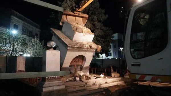 Снос памятника советским воинам - освободителям в Мукачево