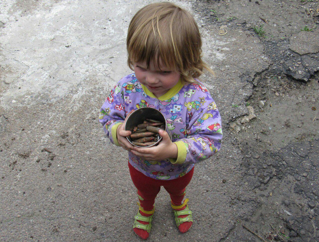 Маленькая Рита из ДНР и её «игрушки». Фото итальянского журналиста Виторио Ранджелоти