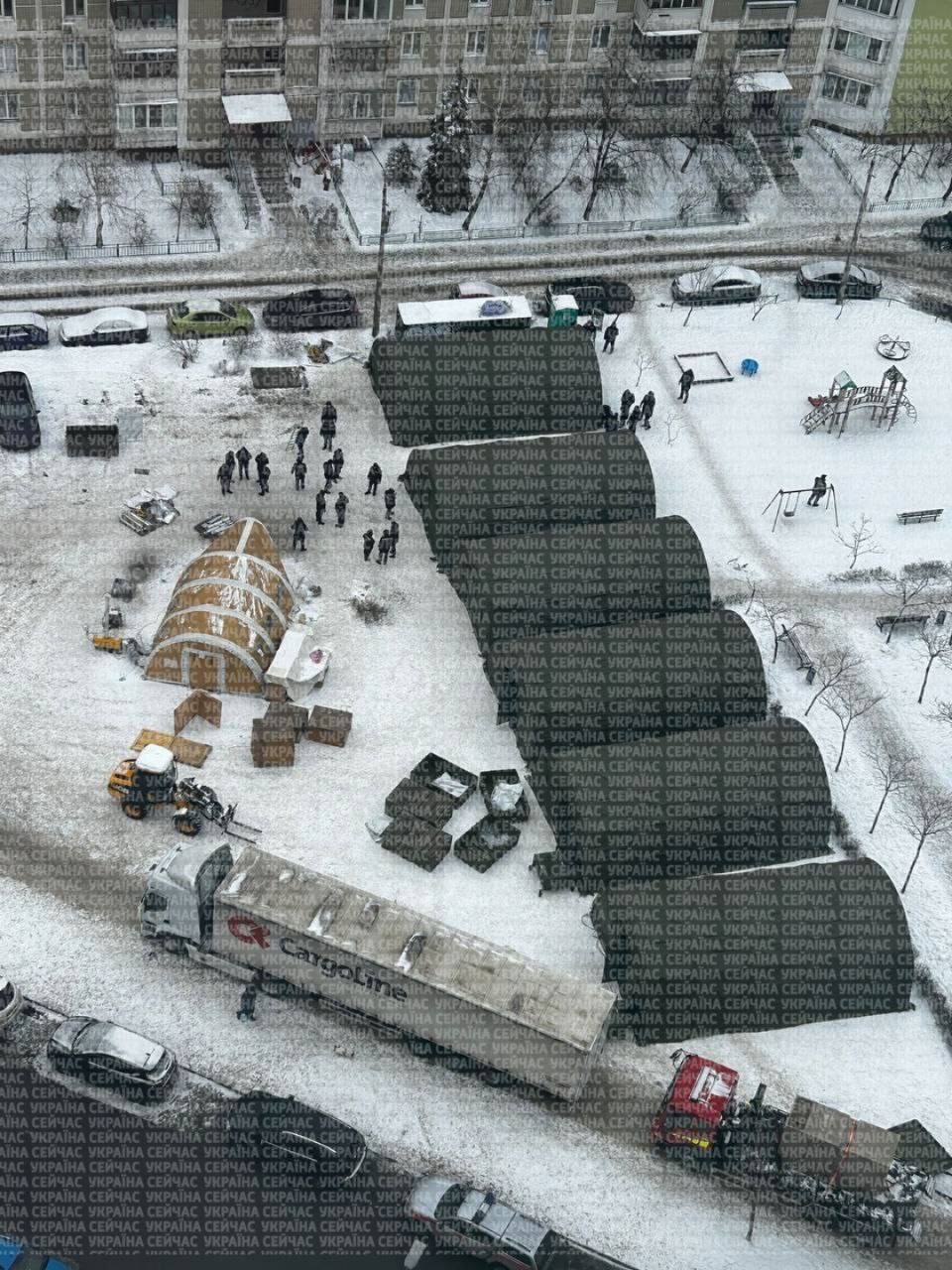 В Киеве начали обустраивать временные пункты ночёвки для горожан. Один из таких пунктов размещён во дворе жилого массива на Троещине.