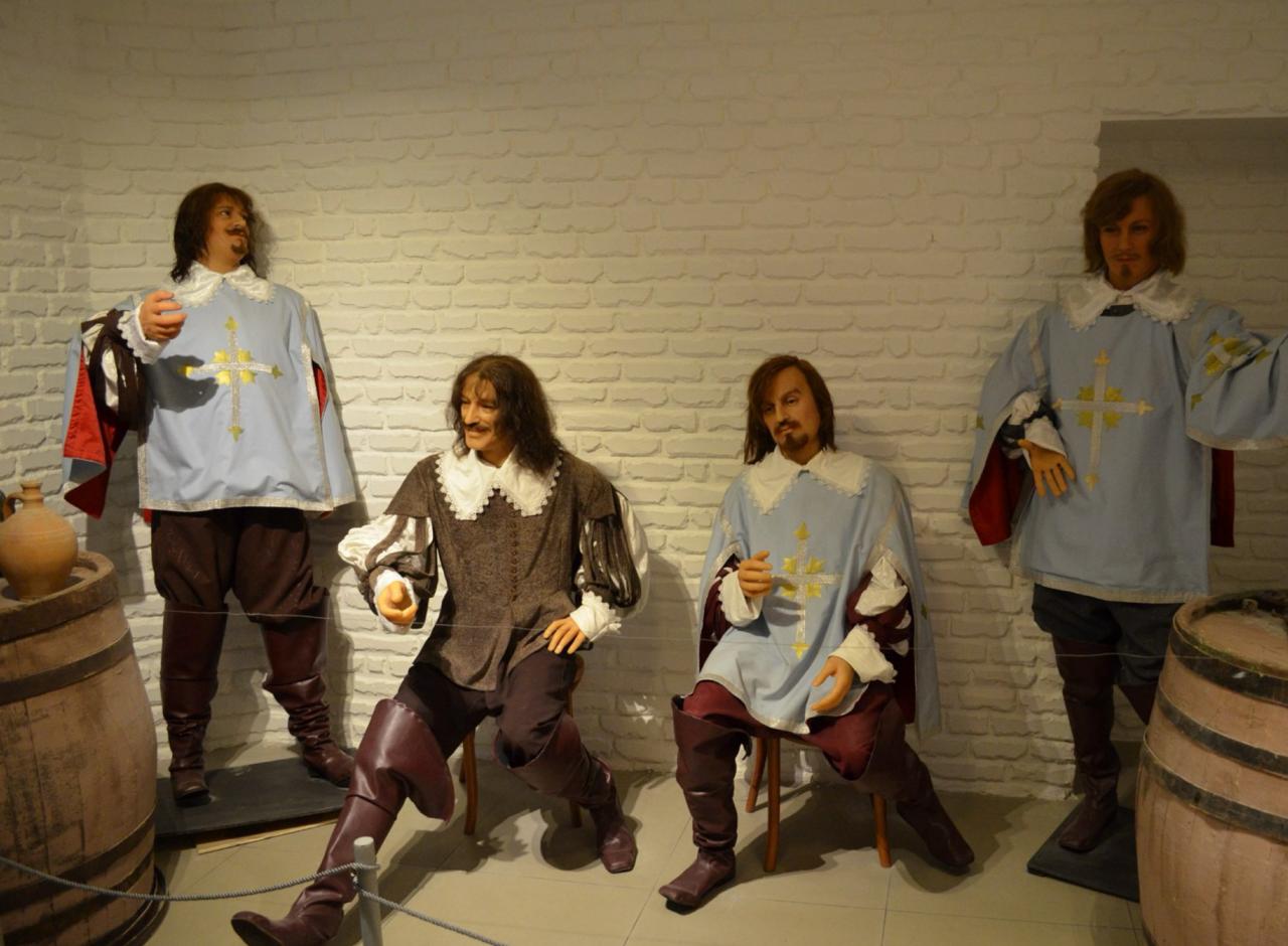 Известные актёры в роли мушкетёров. Музей «У бабы Ути» в Одессе