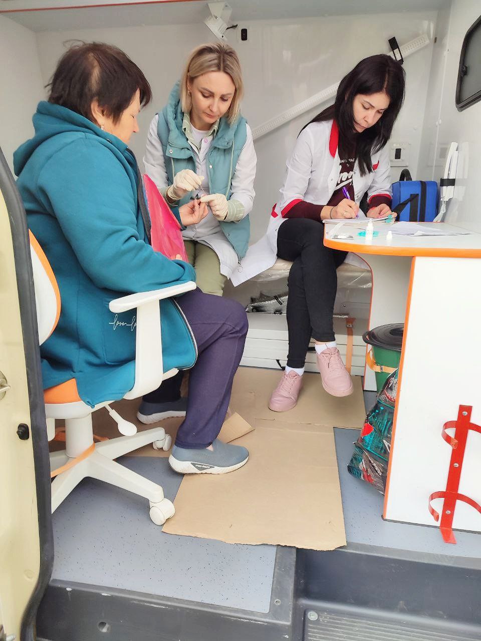 Местные жители недавно освобождённых посёлков ДНР получают медицинскую помощь