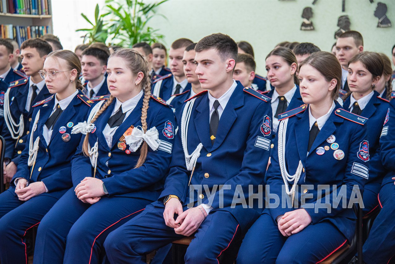 К годовщине освобождения Ленинграда от фашистской блокады в Луганской библиотеке для детей прошло патриотическое мероприятие