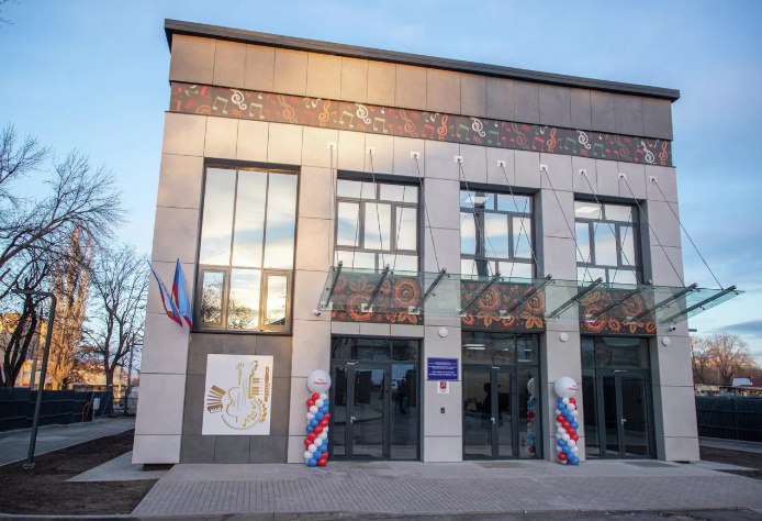 Восстановленная школа № 2 в Луганске