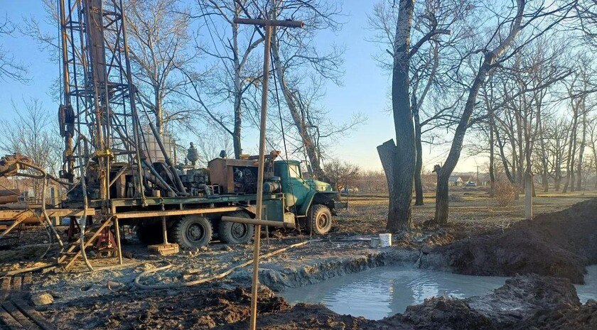 На скважине в Токмаке устанавливают современное оборудование