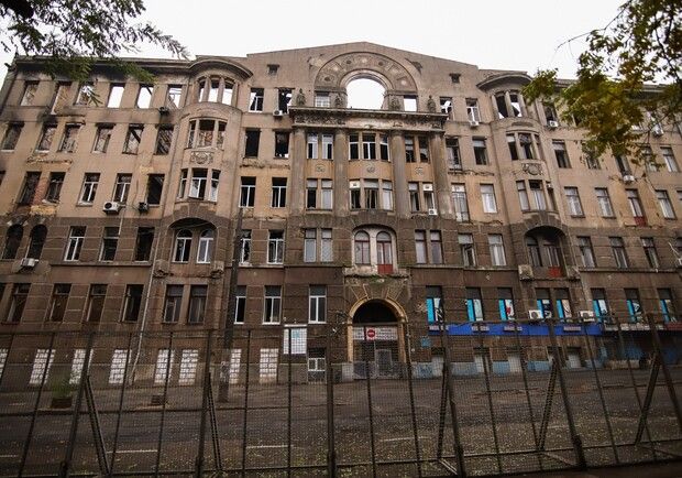 На месте дома, где находился Институт биологии южных морей, сегодня, спустя почти два года – выгоревшие руины без крыши. В принципе, их можно считать символом украинской науки о море…