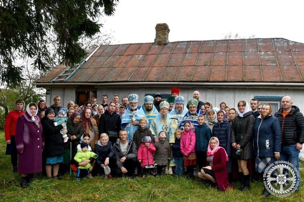 Изгнанный из своего храма приход с. Навоз возле своего нового пристанища