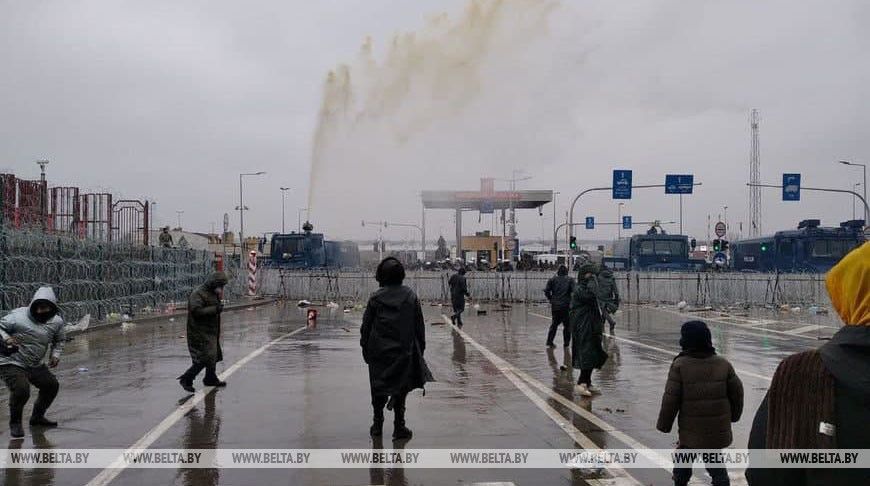 Польский водомет поливает мигрантов