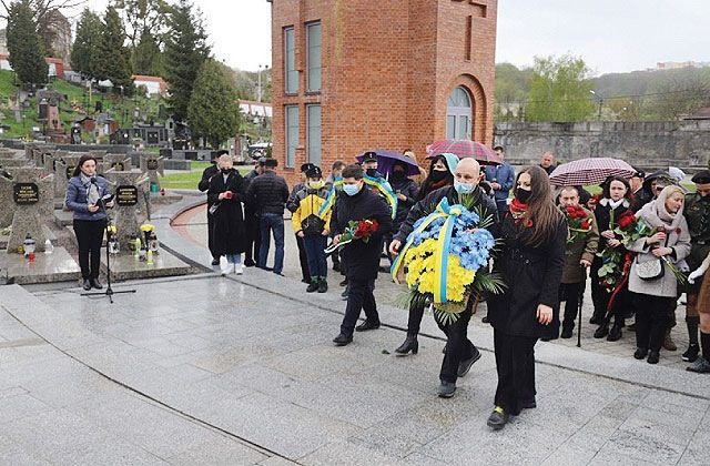 На Лычаковском кладбище Львова у памятника воинам УНА германского Вермахта, которые пали жертвами немецкой экспансионистской политики «Дранг нах Остен»