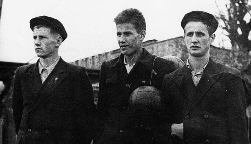 Борис Ельцин (в центре) в годы учёбы.