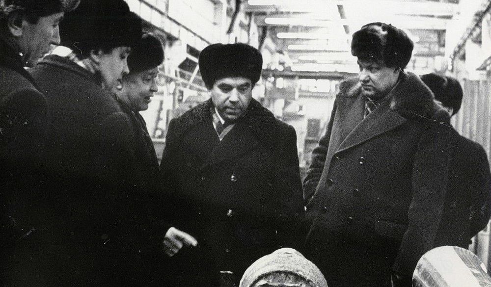 Первый секретарь Свердловского обкома КПСС Я.П. Рябов (в центре) и его выдвиженец Б.Н. Ельцин (крайний справа) во время совместного посещения одного из предприятий города.