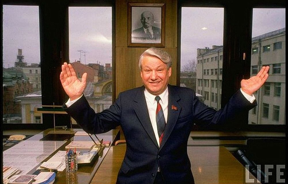 Ельцин, пока ещё верный ленинец, позирует в своем екатеринбургском кабинете фотокорреспонденту журнала Life