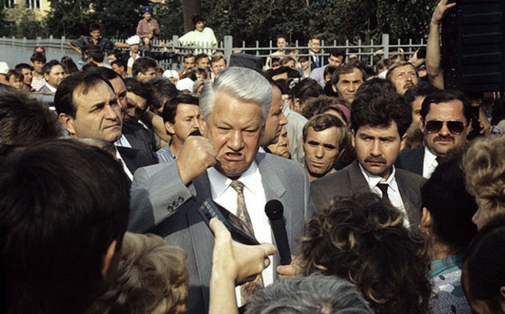 Борис Ельцин прекрасно (до времени, конечно) чувствовал себя в толпе людей, поверивших в его «оппозиционность»