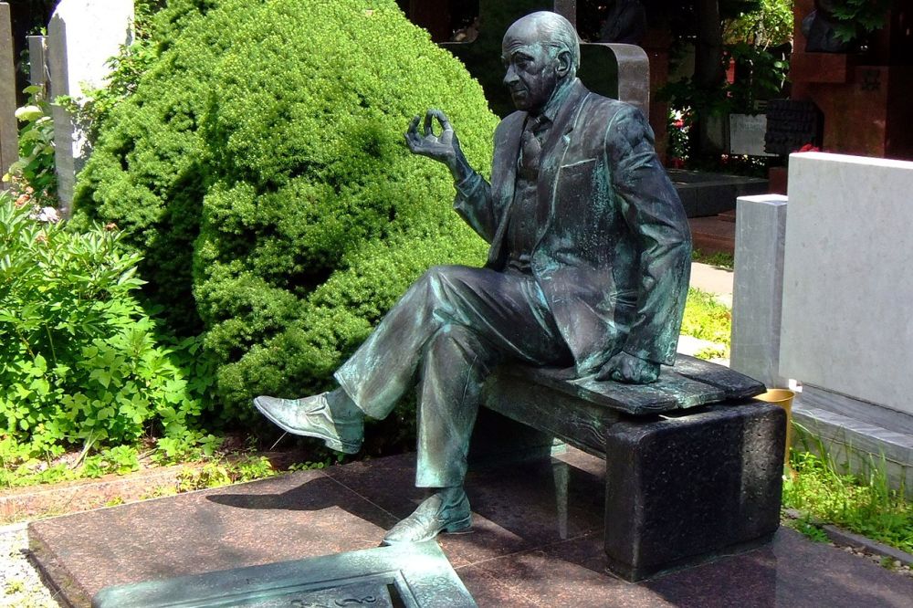 Памятник Е. Евстигнееву на Новодевичьем кладбище в Москве