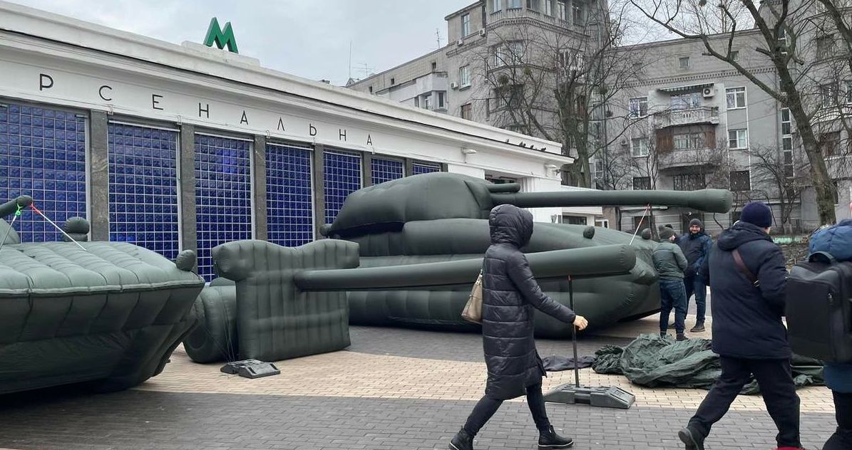 Надувные танки в Киеве дополнили собой картину подготовки столицы Украины к войне, хотя были установлены совсем по другой причине: военные «кинули» предпринимателя, которому их заказали