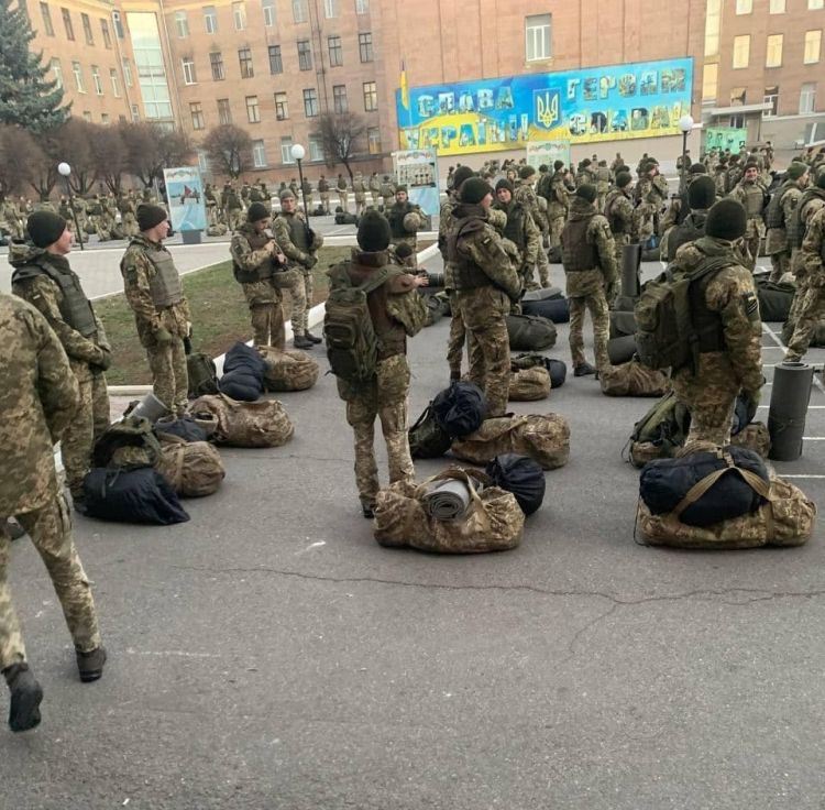 Курсанты Харьковского университета воздушных сил в полном боевом обмундировании. Источник – Telegram-канал