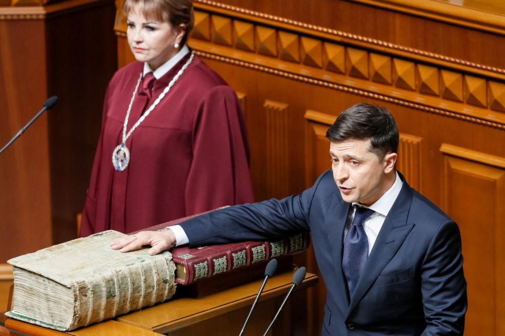Зеленский клянётся на Пересопницком Евангелии