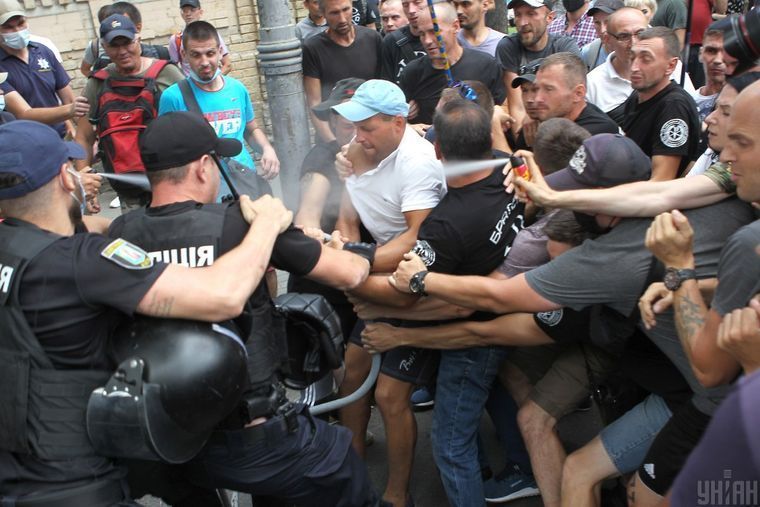 Столкновение радикалов с полицией