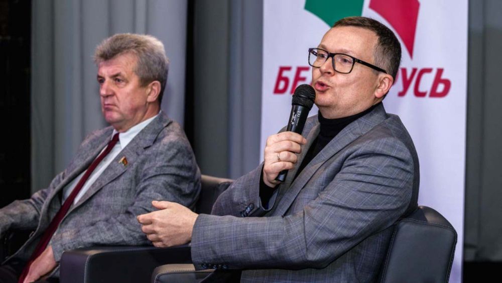 Воскресенский часто выступает на провластных мероприятиях. Носит одежду с принтами-цитатами Лукашенко. Почему-то власти продолжают называть его оппозиционером. Источник: телеграм-канал Воскресенского