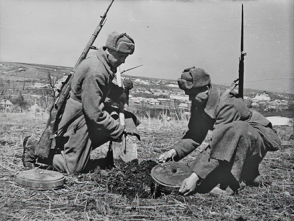 Советские сапёры обезвреживают противотанковые мины