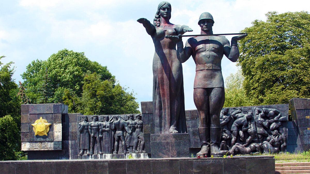 Памятник заливали краской…