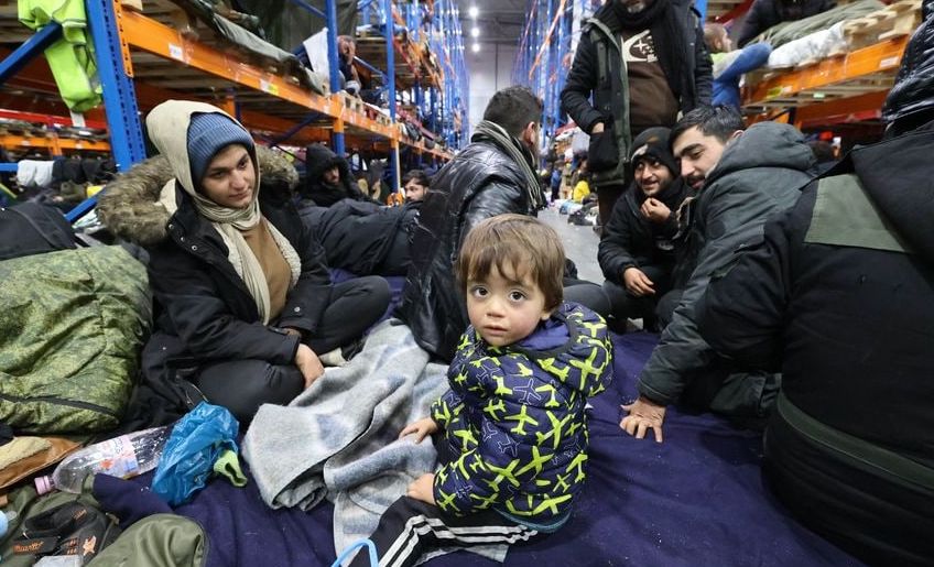 Мигрантам стало холодно в полевом лагере. Временно живут в торгово-логистическом центре. Источник – БелТА