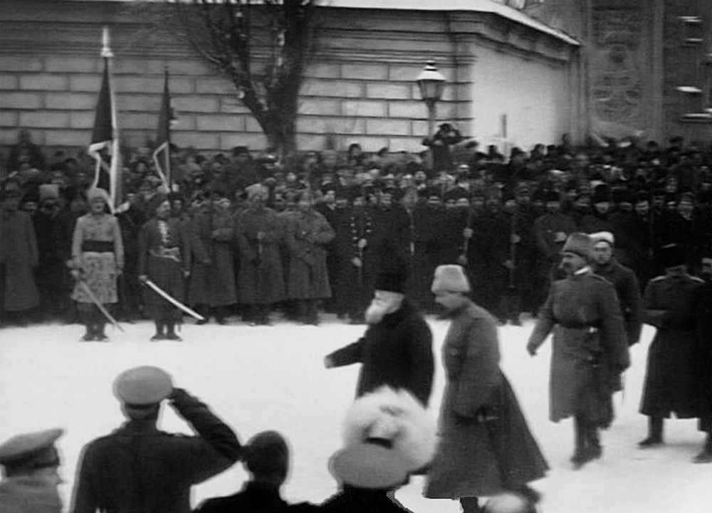 Грушевский (в центре) на параде войск Центральной Рады. Киев, 1917 г. «Прийняв парад, привітав се людське стадо, послане на заріз, поцілував ікону – полкову святиню, котру мені показали» (из дневника Михаила Сергеевича)