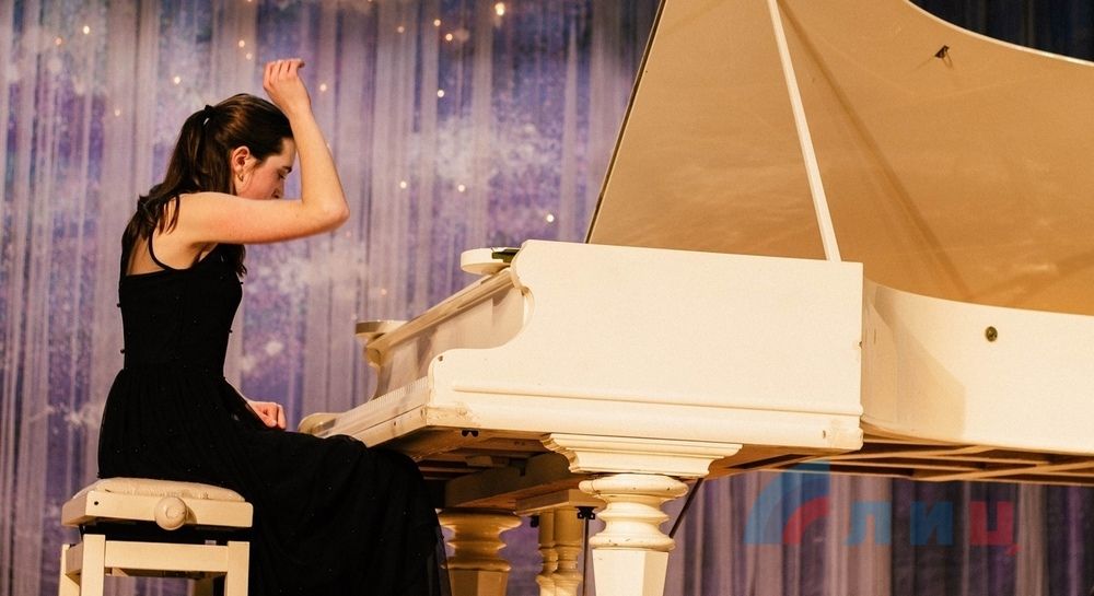 Алёна Балковая за роялем. Источник – ЛИЦ