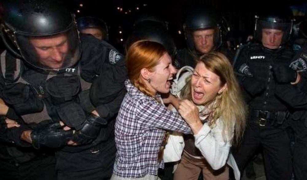 «Снимок», который обошёл весь мир. На дворе – конец ноября, однако «избиваемые» одеты явно не по погоде. Откуда и каким ветром их занесло на это «фото»?