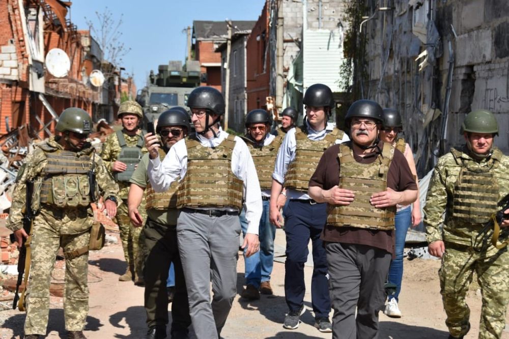 Заокеанские гости на улицах разрушенного Широкино. Источник – Штаб ООС