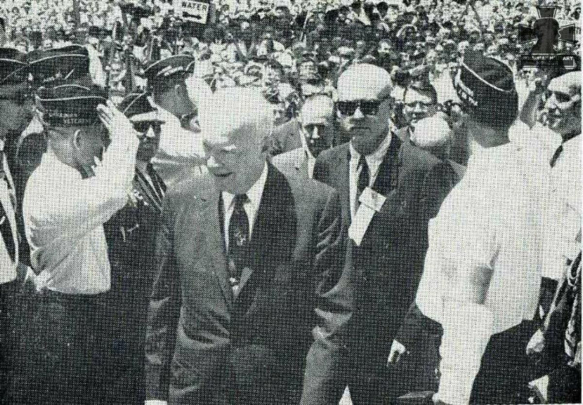 28 июня 1964 года в Вашингтоне открыли памятник Тарасу Шевченко: тогда почётный караул во время открытия памятника несли эсэсовцы из дивизии ваффен СС «Галиция». На фото: президент Эйзенхауэр идет вдоль строя эсэсовцев, которым тогда в США доверили стать ветеранами американо-вьетнамской войны