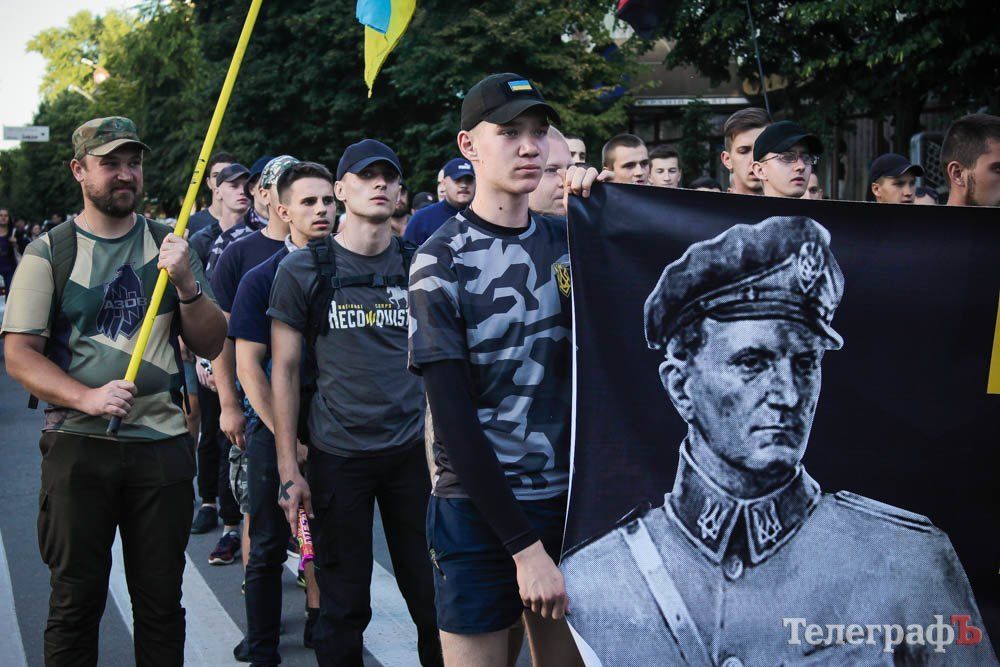 Украинские неонацисты с портретом «героя» Шухевича