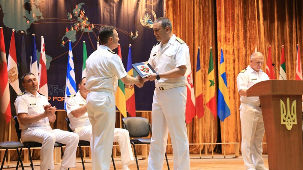 Почётные награды «Защитник Украины» и «За укрепление боевой готовности ВМС» получил командир британского эсминца Defender.