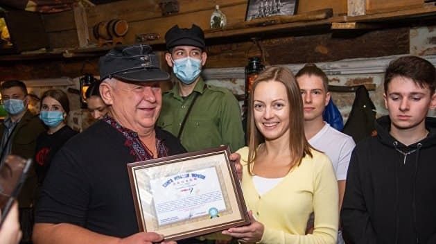 Бандеровцы в противостоянии с Россией. Во Львове швейцар ресторана «Крыивка» пан Мыколай установил рекорд – за четырнадцать лет «Убей москаля» прокричали 1,2 миллиона посетителей заведения, но Россия только окрепла