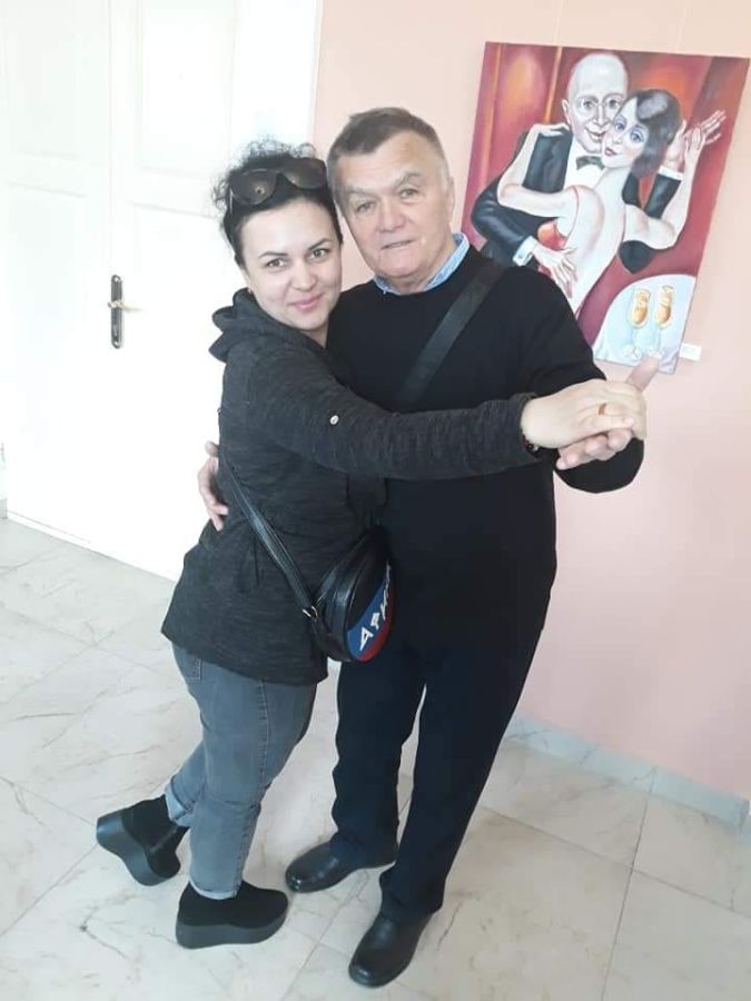 Художник Равиль Акмаев танцует танго с посетителями выставки его картин.