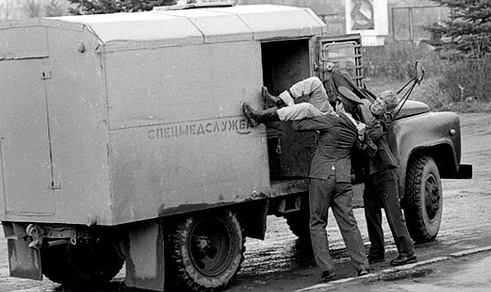 Пьяницу, хватившего лишку, «упаковывают» для доставки в медвытрезвитель