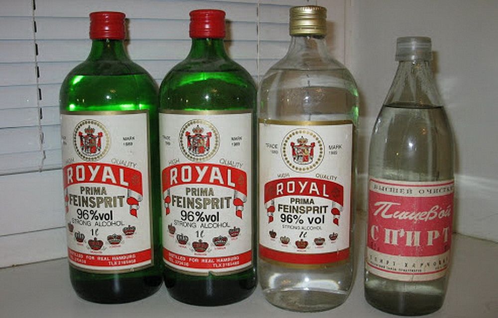 Импортный спирт для розжига каминов «Royal» и другие сомнительные напитки заполнили прилавки, очищенные от качественных вин, водок и коньяков антиалкогольной кампанией 1985-1988 годов