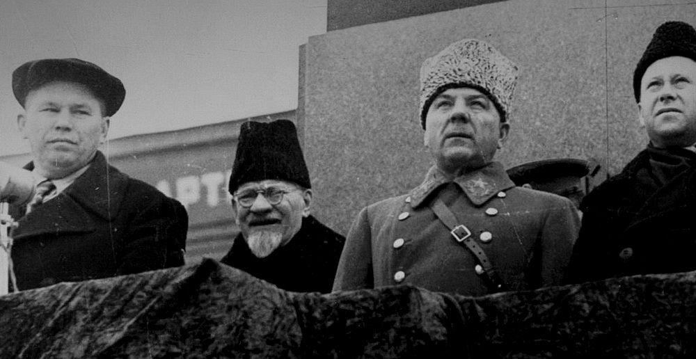 Парад в Куйбышеве. Слева направо: председатель куйбышевского облисполкома Н.Н. Журавлёв, председатель Президиума Верховного Совета СССР М.И. Калинин и маршал Советского Союза К.Е.  Ворошилов