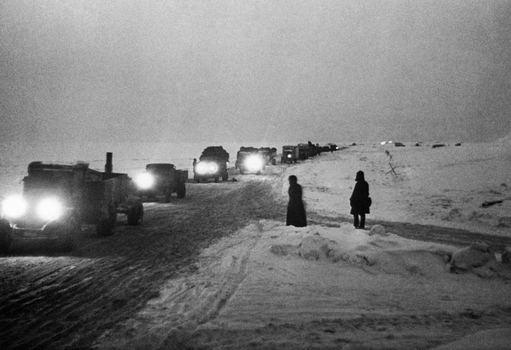 Грузовики движутся по «Дороге жизни»