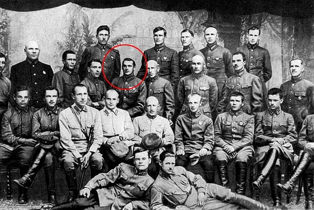 Слушатель Кавалерийских курсов Константин Рокоссовский (в круге). Крайний справа – Г.К. Жуков