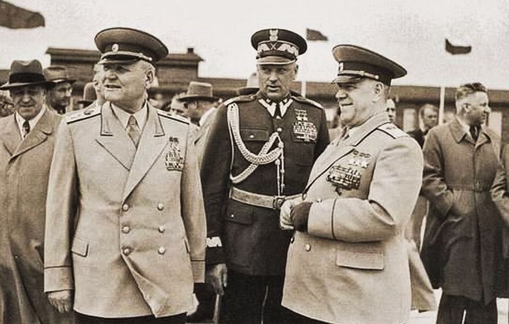 Константин Рокоссовский «jako marszałek Polski» (в центре фото). Это было колоссальным понижением статуса, он сознательно пошёл на это, но поляки его заслуг в полной мере не оценили