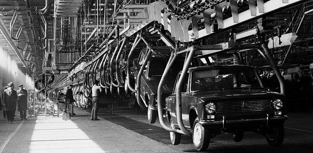 Сборочный конвейер первенца ВАЗа – знаменитой «копейки».