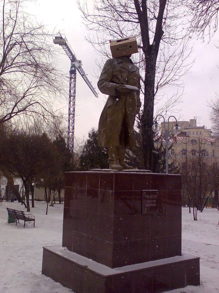 Памятник Валерию Чкалову не угодил майданщикам ещё в 2004-м