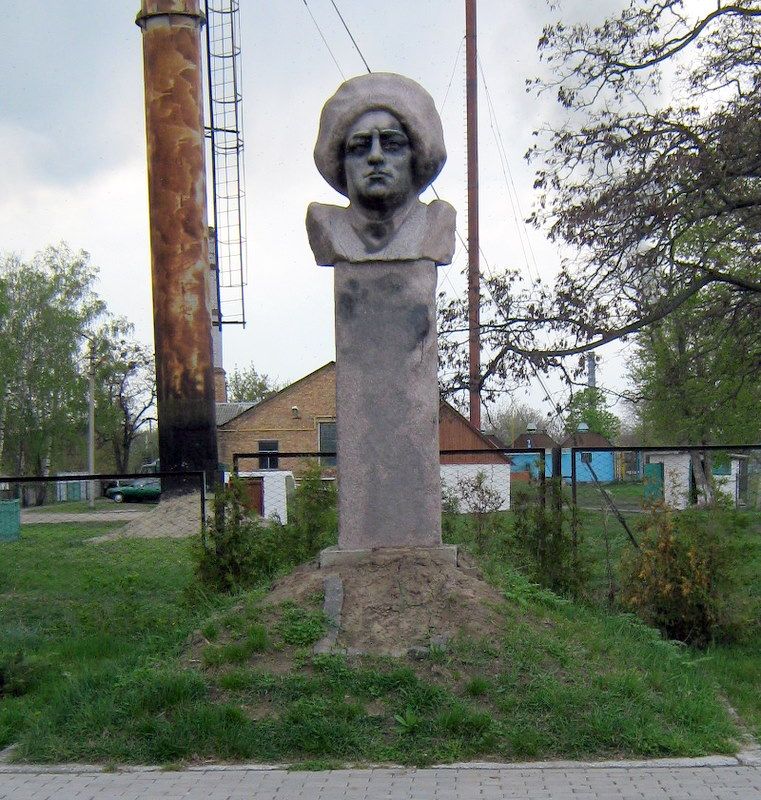 В 2008-м  «оранжевые» установили бюст убийце комсомольцев