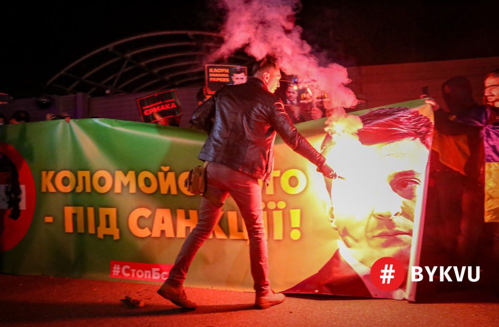 «Деморатична сокира» выжигает глаз Зеленскому на портрете