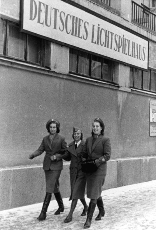 Латиница в Киеве. 1942 год. Сотрудницы немецкой администрации