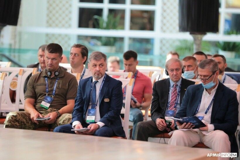 Судя по лицам, участники дискуссии увлечены