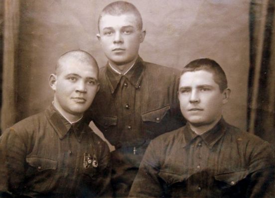 Курсанты полковой школы, 227 стрелковый полк конвойных войск НКВД СССР. Слева направо – Лаптев Е. (со значками), Сажин К., Чекмарев И.