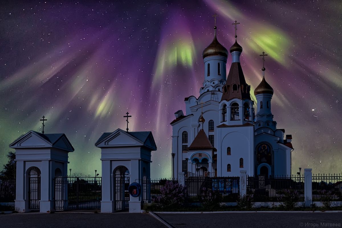 Северное сияние над Вознесенским храмом Мончегорска