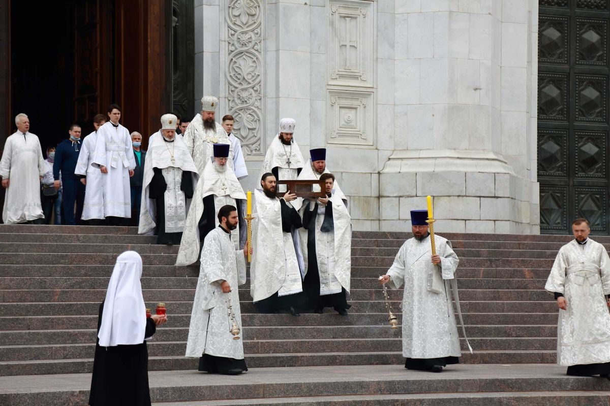 Начало Крестного хода от храма Христа Спасителя